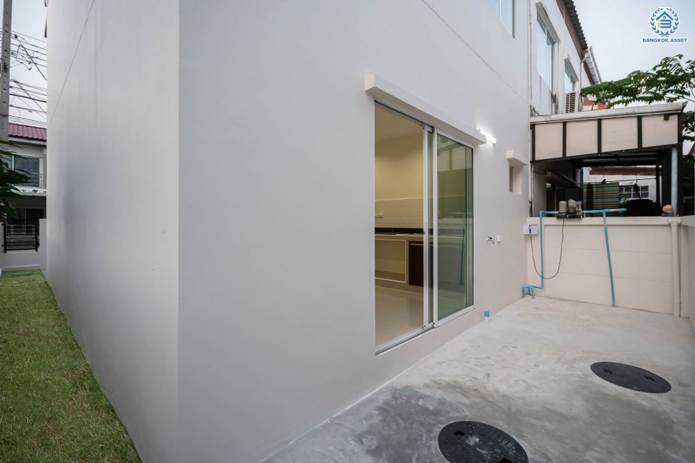 บ้านมือสองตกแต่งใหม่ โครงการ เดอะทรัสต์ทาวน์ ราชพฤกษ์-รัตนาธิเบศร์ จากแบรนด์ Q.House ทาวน์เฮ้าส์หลังใหญ่ ได้เนื้อที่กว่า 23.6 ตร.ว. ฟังก์ชัน 3 ห้องนอน 2 ห้องน้ำ 2 ที่จอดรถ ตั้งบนทำเลเชื่อมต่อใจกลางเมือง  ติดถนนราชพฤกษ์ ใกล้รถไฟฟ้าสายสีม่วง "สถานีบางรักน้อยท่าอิฐ"